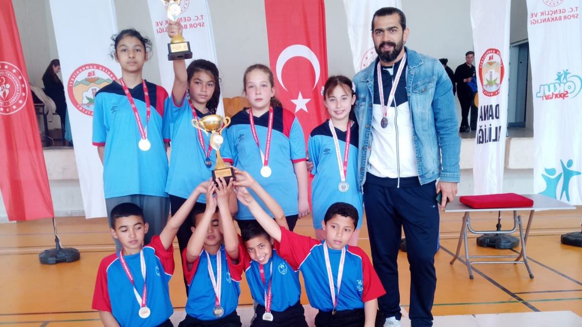 Badminton Küçük Kız ve Erkek Badminton Takımlarımız Adana 2.si Oldu. Öğrencilerimizi Gönülden Tebrik Ediyoruz.